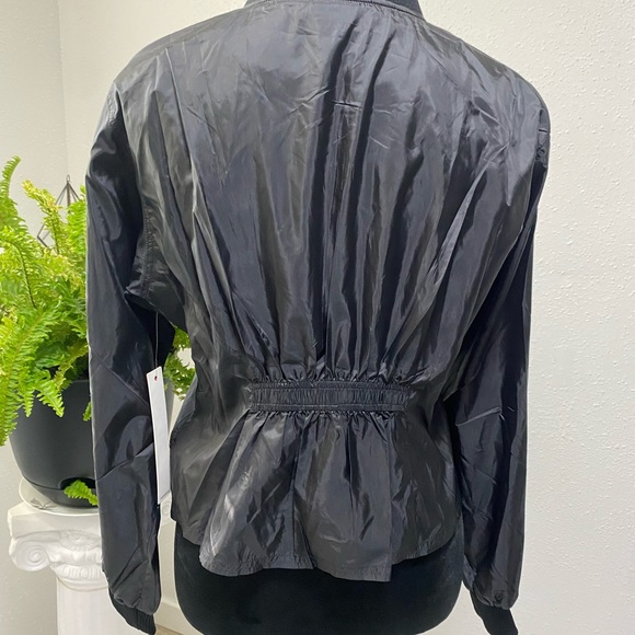 Good American Windbreaker Jacket Cinched Back Black NWT Size 2 - Picture 2 of 7